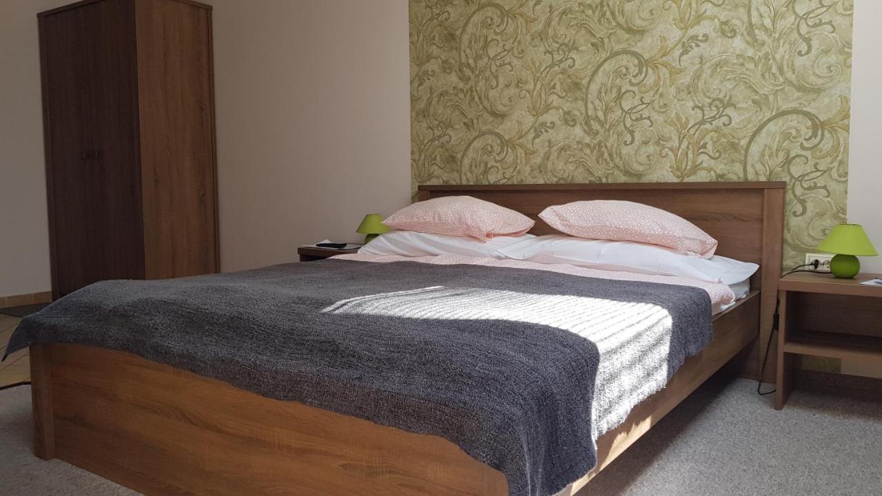 Vegvar Delux Apartman Дьюла Экстерьер фото