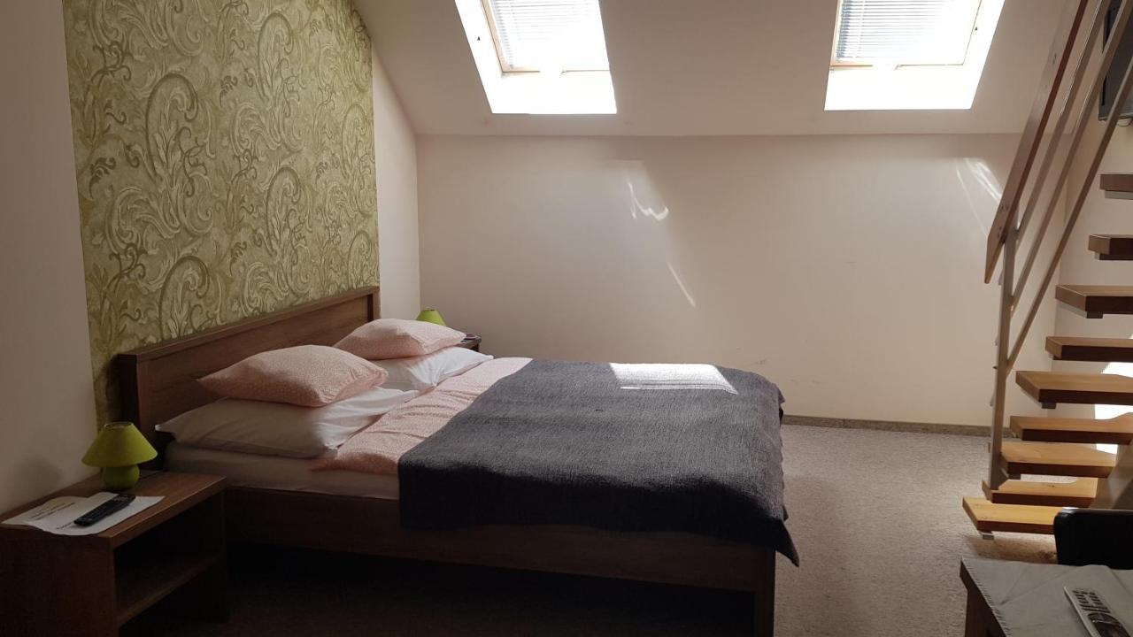 Vegvar Delux Apartman Дьюла Экстерьер фото