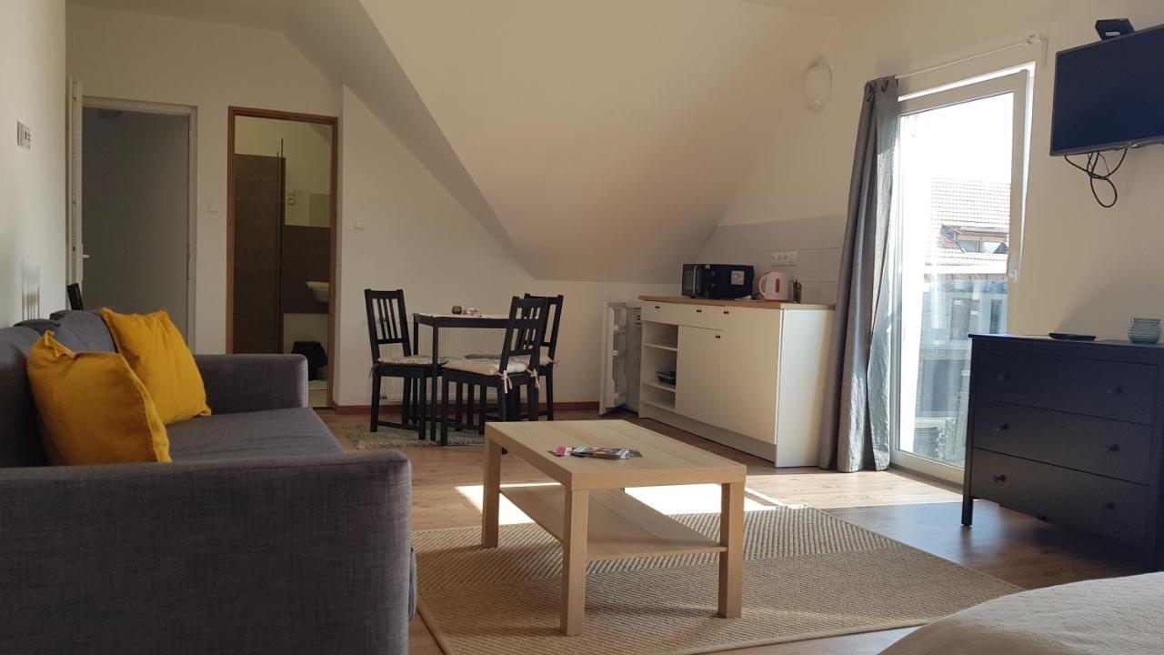 Vegvar Delux Apartman Дьюла Экстерьер фото